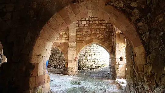Zamana direnen 750 yıllık kervansaray restore edilmeyi bekliyor