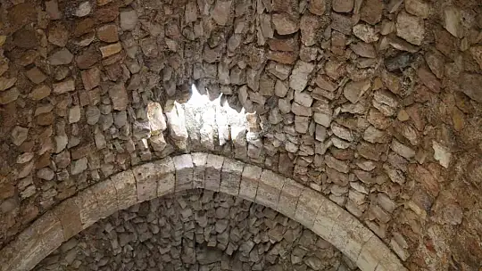 Zamana direnen 750 yıllık kervansaray restore edilmeyi bekliyor