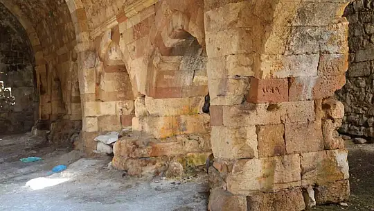 Zamana direnen 750 yıllık kervansaray restore edilmeyi bekliyor
