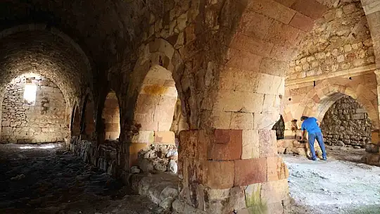 Zamana direnen 750 yıllık kervansaray restore edilmeyi bekliyor