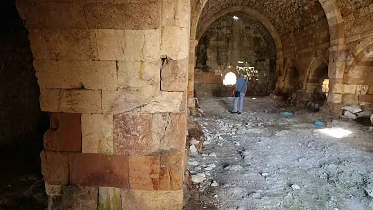 Zamana direnen 750 yıllık kervansaray restore edilmeyi bekliyor