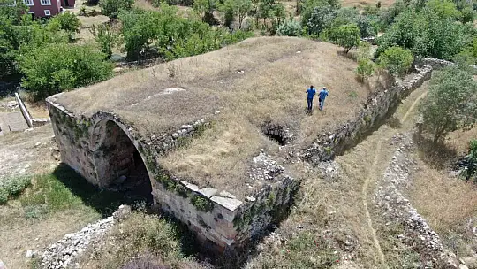 Zamana direnen 750 yıllık kervansaray restore edilmeyi bekliyor