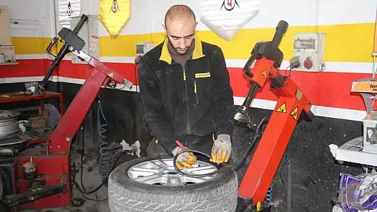 Zorunlu kış lastiği öncesi oto lastikçilerde yoğunluk