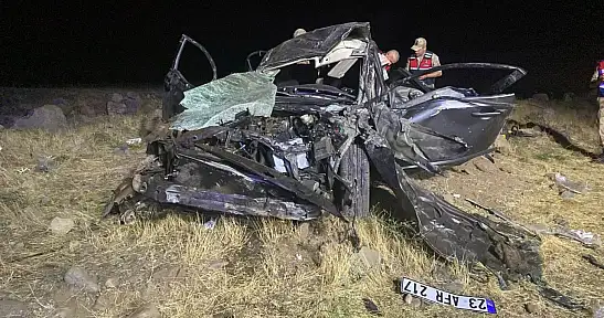 Elazığ'da otomobil şarampole devrildi: 2 ölü, 3 yaralı