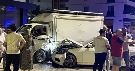 Elazığ'da pikap ile otomobil çarpıştı: 3 yaralı