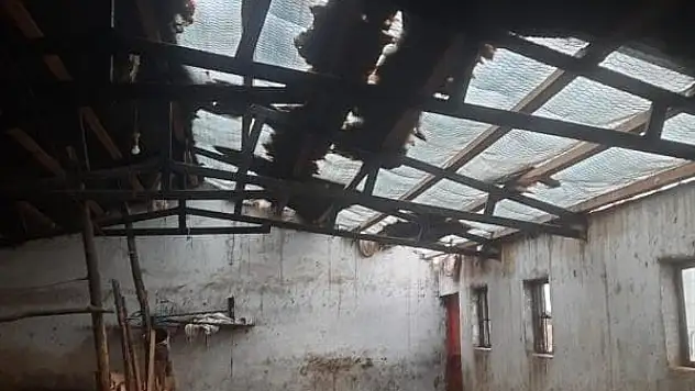 Elazığ'da etkili olan fırtına ahırın çatısını uçurdu
