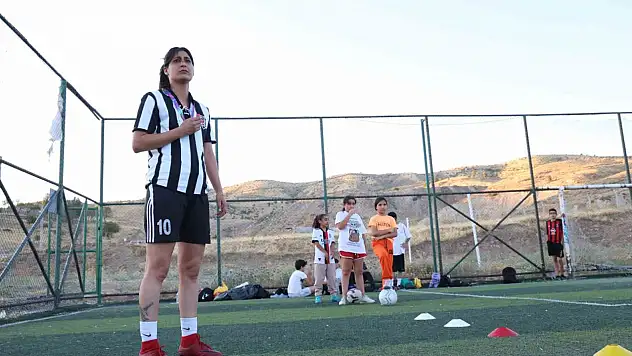 Sinan Kaloğlu'nun kuzeni Yağmur Bor, halı sahaların gözdesi oldu