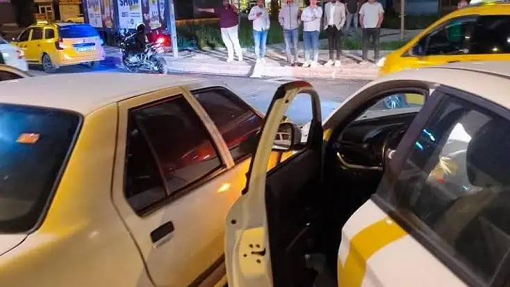 Elazığ'da 2 otomobil kafa kafaya çarpıştı: 2 yaralı