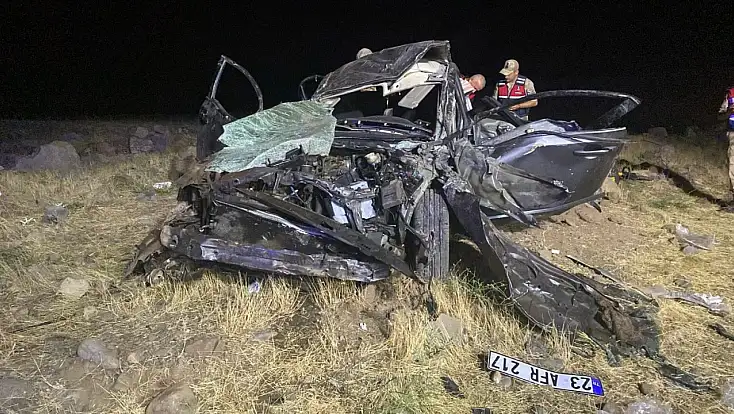 Elazığ'da otomobil şarampole devrildi: 2 ölü, 3 yaralı