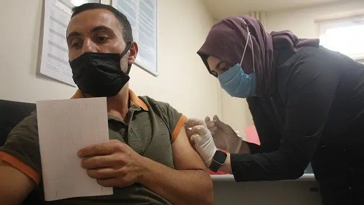 280 bin doz aşı yapılan Elazığ'da 25 yaş üstü vatandaşlar aşı olmaya başladı