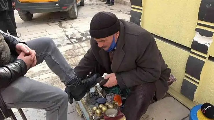 45 Yıldır ayakkabı boyuyor