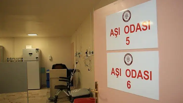 Aşı odaları boş kaldı, Başhekim sırası geleni 'Kliniklerimiz gece 24'e kadar çalışmaktadır' diyerek davet etti