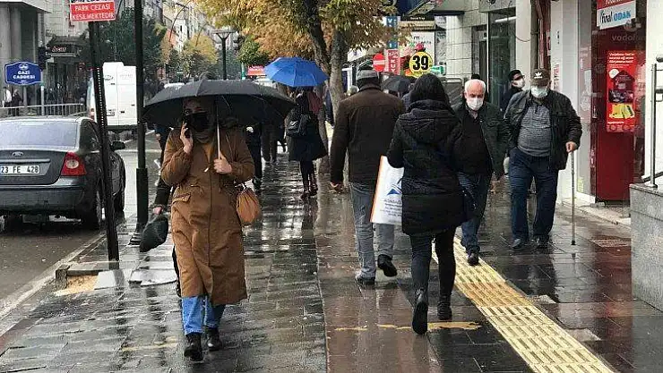 Aşılamada sarıya dönen Elazığ'da uzmanlar uyardı: 'Ben aşı oldum, bu hastalık bana bulaşmaz demeyelim'
