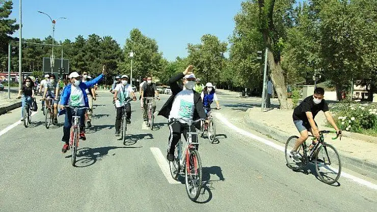 Avrupa Hareketlilik Haftası kapsamında vali ve başkan  pedal çevirdi