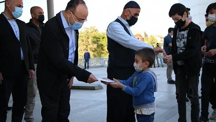 Bayram namazı sonrası vali uyardı, şeker yerine virüs ikram etmeyin