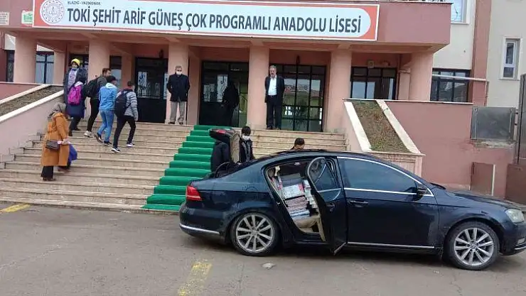 Belde belediye başkanı makam aracını servis aracına dönüştürdü