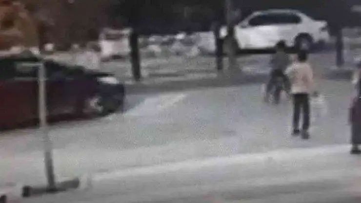 Bisiklet süren çocuğa araba çarptı, hemşire çıkan sürücü müdahale etti