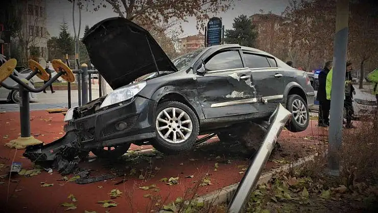 Çocuğa çarpmamak için direğe çaptı
