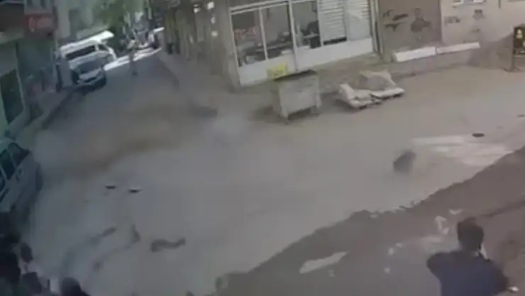 Deprem anında  binadan kopan molozlardan kıl payı kurtuldu: O anlar kamerada