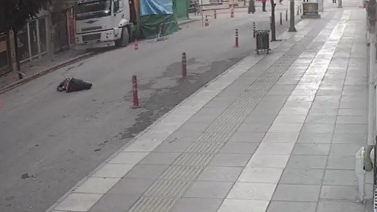 Deprem anında pencereden atladı, o anlar kamerada