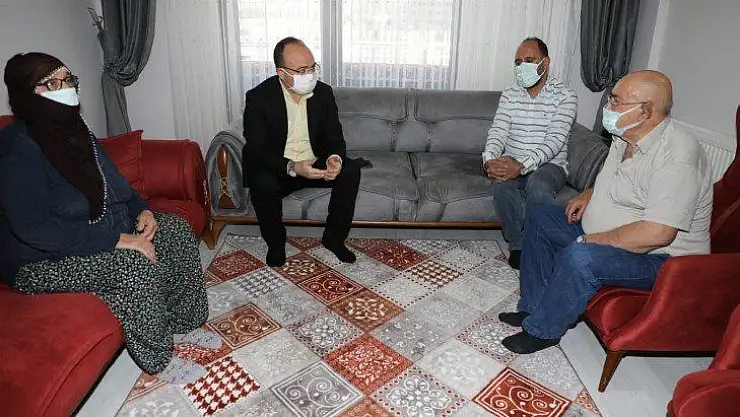 Depremde en büyük acıyı yaşayan babaya anlamlı ziyaret