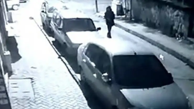 Dört iş yerinin camlarını kırdı