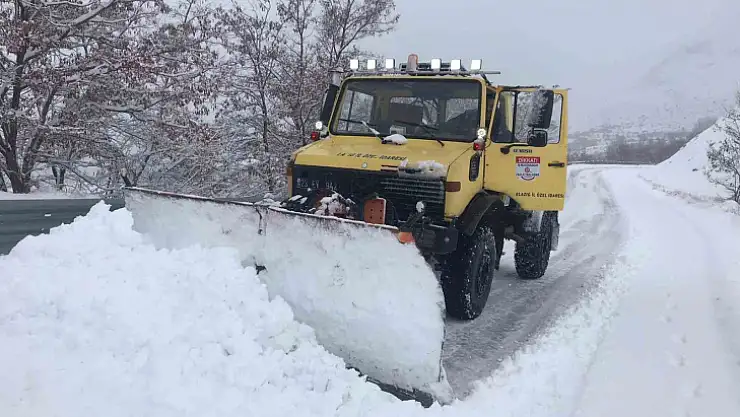 Elazığ'da  kapalı 3 köy yolunda çalışmalar sürüyor