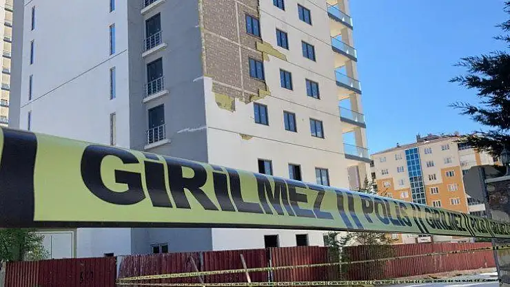 Elazığ'da 28 katlı bina, fırtına ile tehlike oluşturdu şeritle yollar kapatıldı