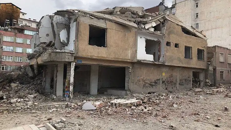 Elazığ'da ağır hasarlı 8 katlı bina korna sesi ile yıkıldı