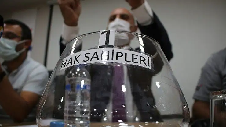 Elazığ'da biten konutlar teslim edilmeye devam ediyor, 376 depremzede daha evlerine kavuştu