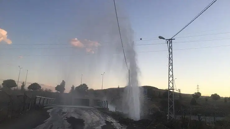 Elazığ'da boru patladı, su metrelerce yükseldi