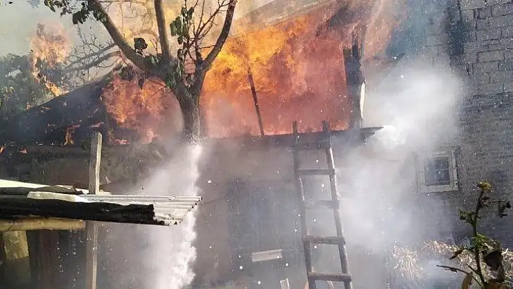 Elazığ'da çatı yangını