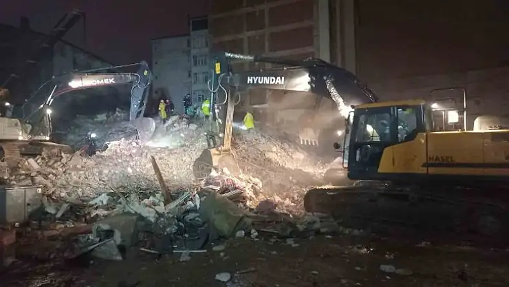 Elazığ'da çöken binada arama kurtarma çalışmaları sürüyor