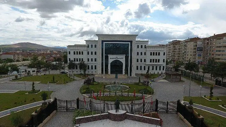 Elazığ'da Covid-19 tedbiri: Caddelere kısıtlama, evlere uyarı etiketi