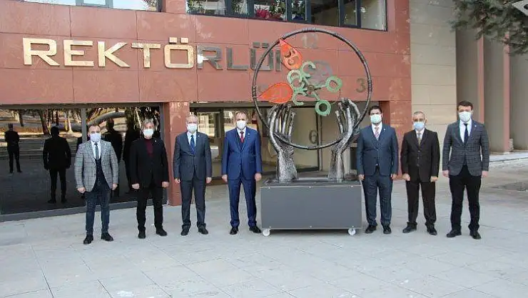Elazığ'da depremde enkazdan toplanan parçalarla 'Deprem Anıtı'