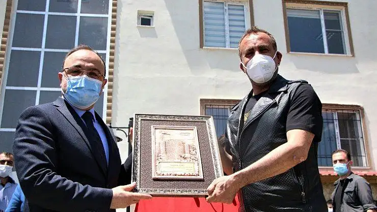 Elazığ'da evleri yanan aileler, yeni evlerine kavuştu