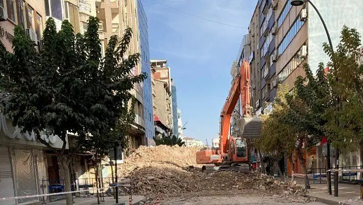 Elazığ'da Gazi Caddesi,yıkım çalışması nedeniyle kısmen kapatıldı