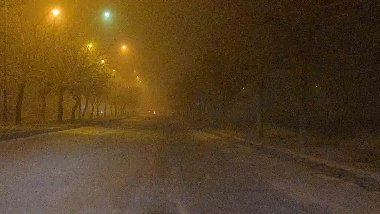 Elazığ'da gece saatlerinde yoğun sis: Görüş mesafesi 10 metreye kadar düştü