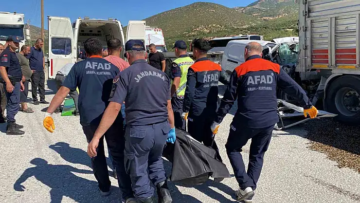Elazığ'da hafif ticari araç tırın altına girdi: 1 ölü