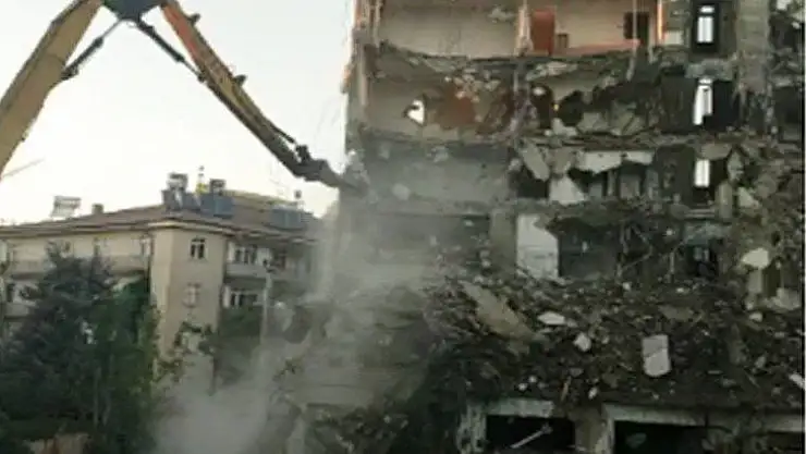 Elazığ'da hasarlı bina kontrollü şekilde yıkıldı