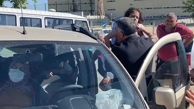 Elazığ'da iki araç çarpıştı: 8 yaralı, çocukları araçtan milletvekili Erol  çıkardı