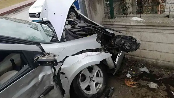 Otomobil duvara çarparak durabildi