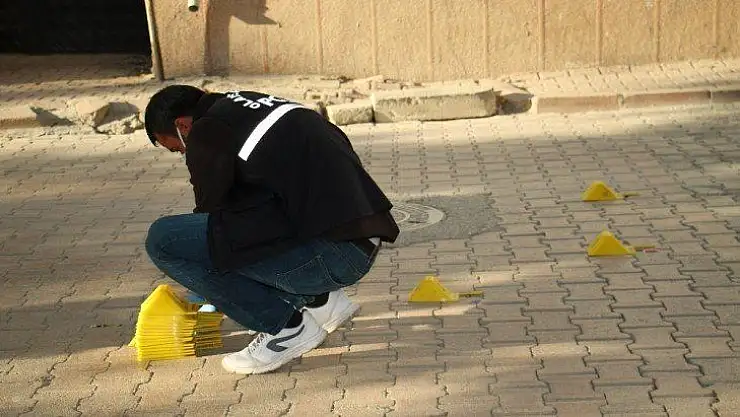 Elazığ'da magandalar sokakta silahla ateş açtı, kurşunlar 2 araca isabet etti