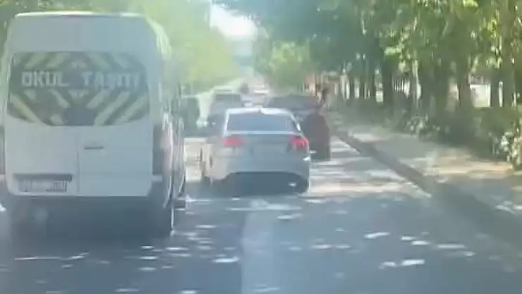 Elazığ'da makas atan sürücü kamerada