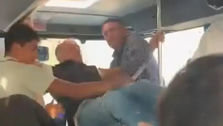 Elazığ'da otobüs şoförü ile yolcunun tekme tokatlı kavgası kamerada