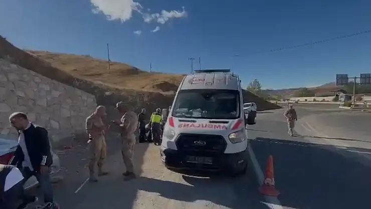 Elazığ'da otomobil durağa daldı: 1'i ağır 6 yaralı