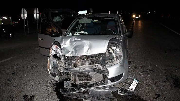 Elazığ'da otomobil ile hafif ticari araç çarpıştı