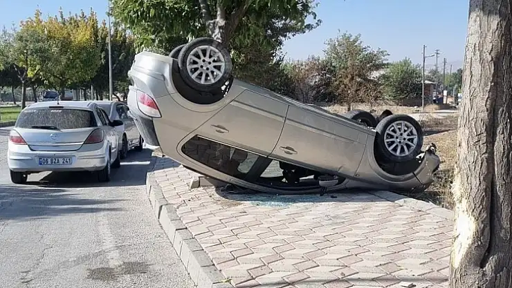 Elazığ'da otomobil takla attı: 2 yaralı