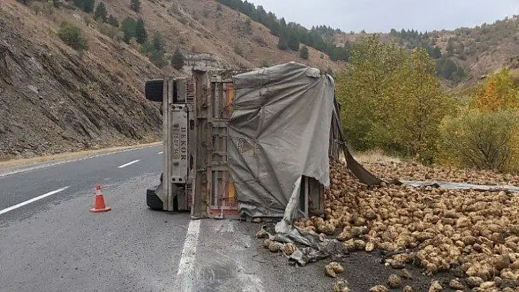 Elazığ'da pancar yüklü tır devrildi