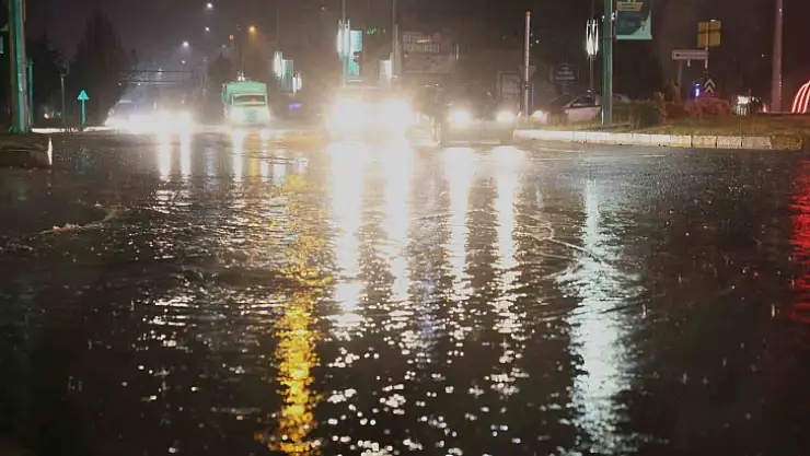 Elazığ'da sağanak yağış hayatı felç etti: Cadde ve sokaklar göle döndü